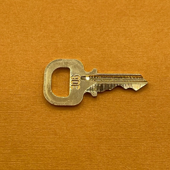 Louis Vuitton Gold Tone Cadena Key #306 For Speedy Alma Lock LV 🔑 - Picture 2 of 13